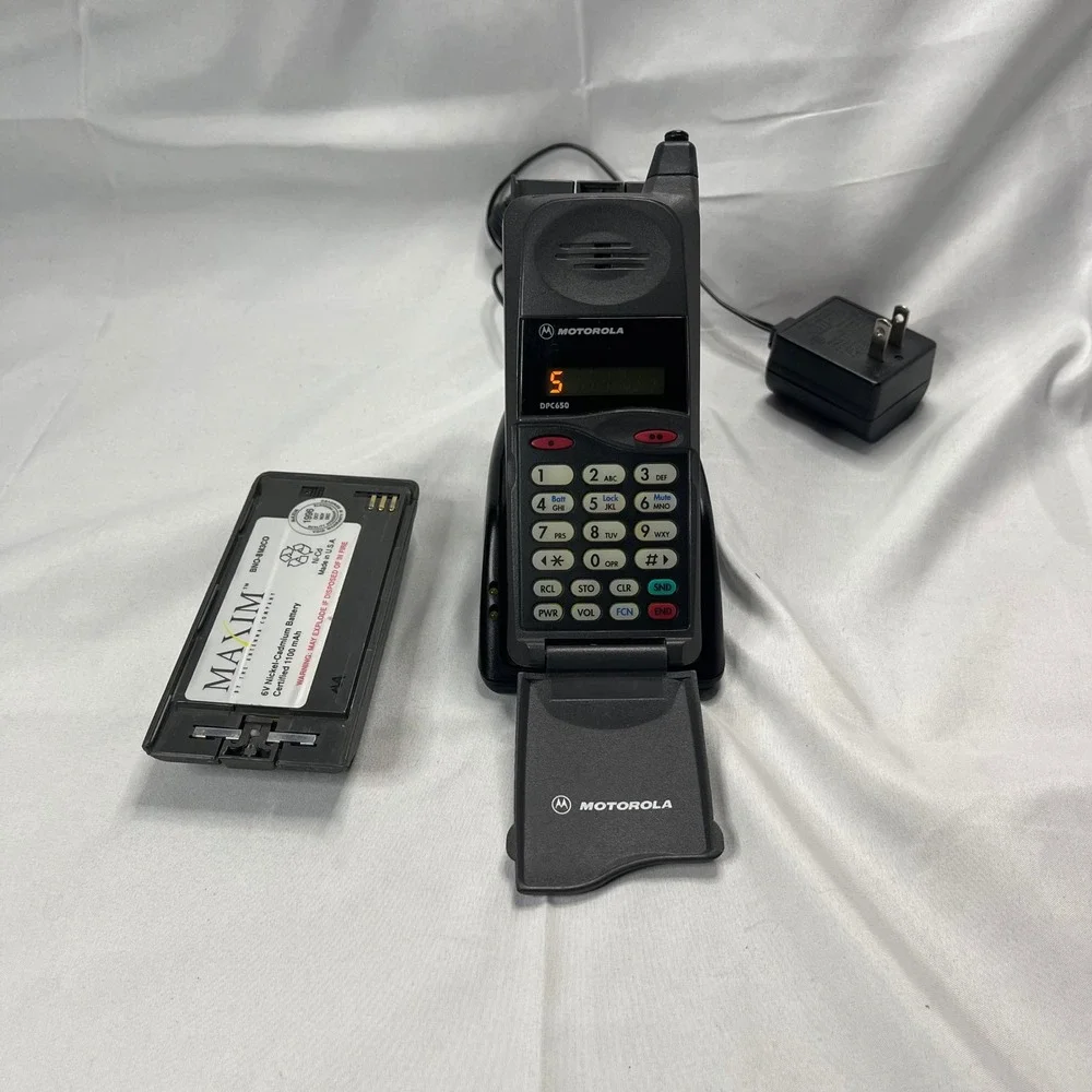 Vintage Motorola DPC650 Flip Cell Phone Bundle Retro TESTED Working